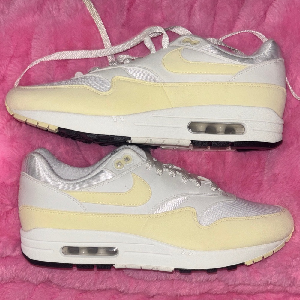 Nike Women’s Sneakers — White & Pale Yellow